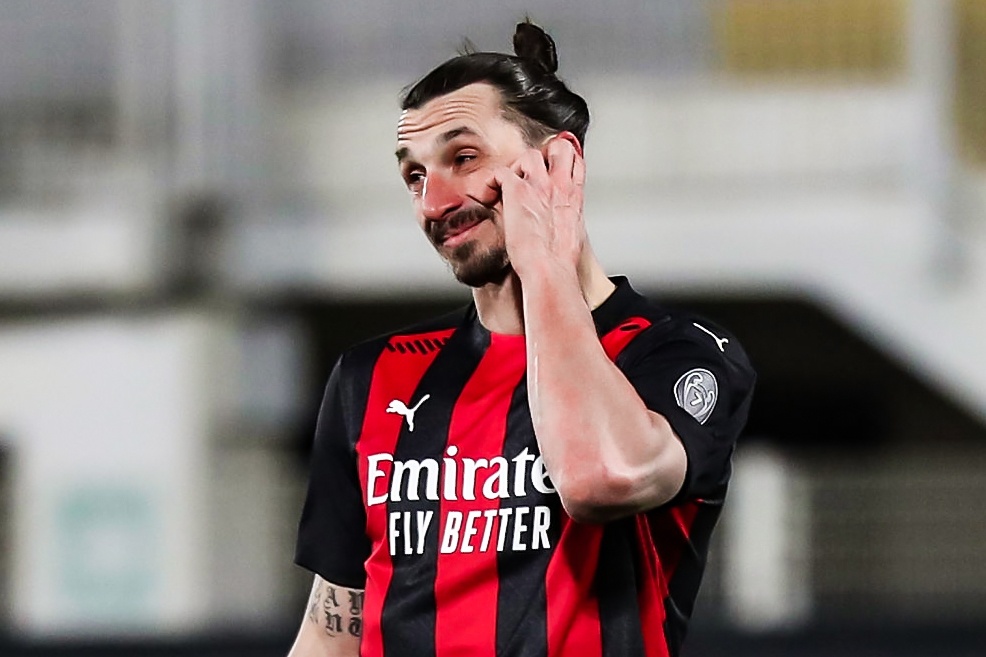 Ibrahimovic va dong doi hut hoi khi dua vo dich hinh anh