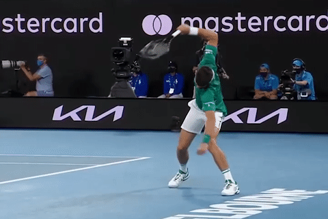 Djokovic tuc gian dap vot hinh anh