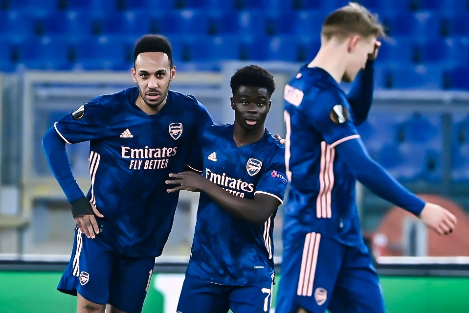 Sao 19 tuoi cua Arsenal che doi thu hoa may man hinh anh