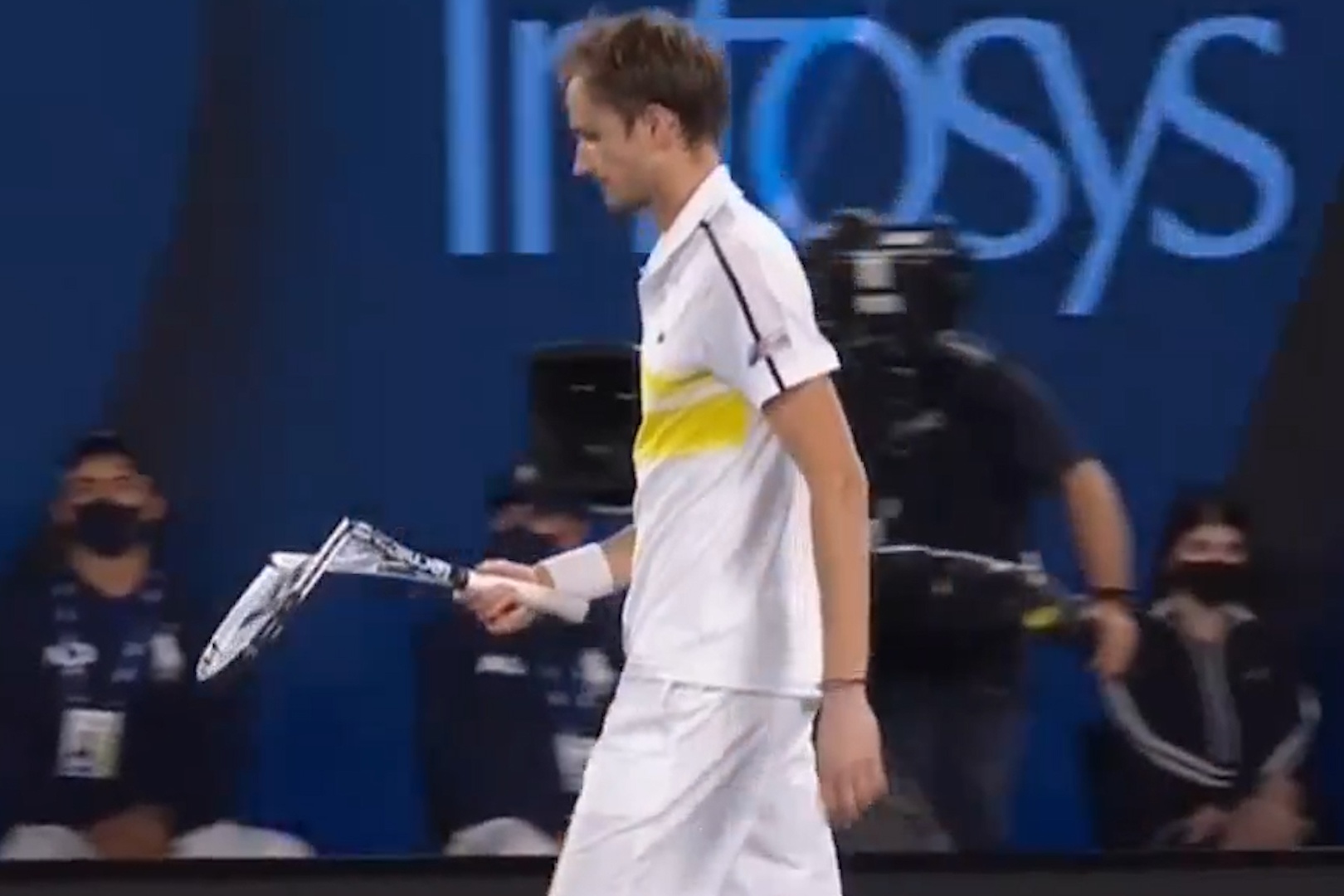 Medvedev dap gay vot khi gap Djokovic hinh anh