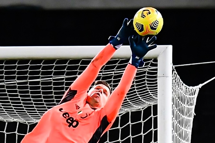 Juventus thoat 2 ban thua khi bong trung khung thanh hinh anh