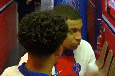 Mbappe khich le ca doi PSG trong duong ham hinh anh