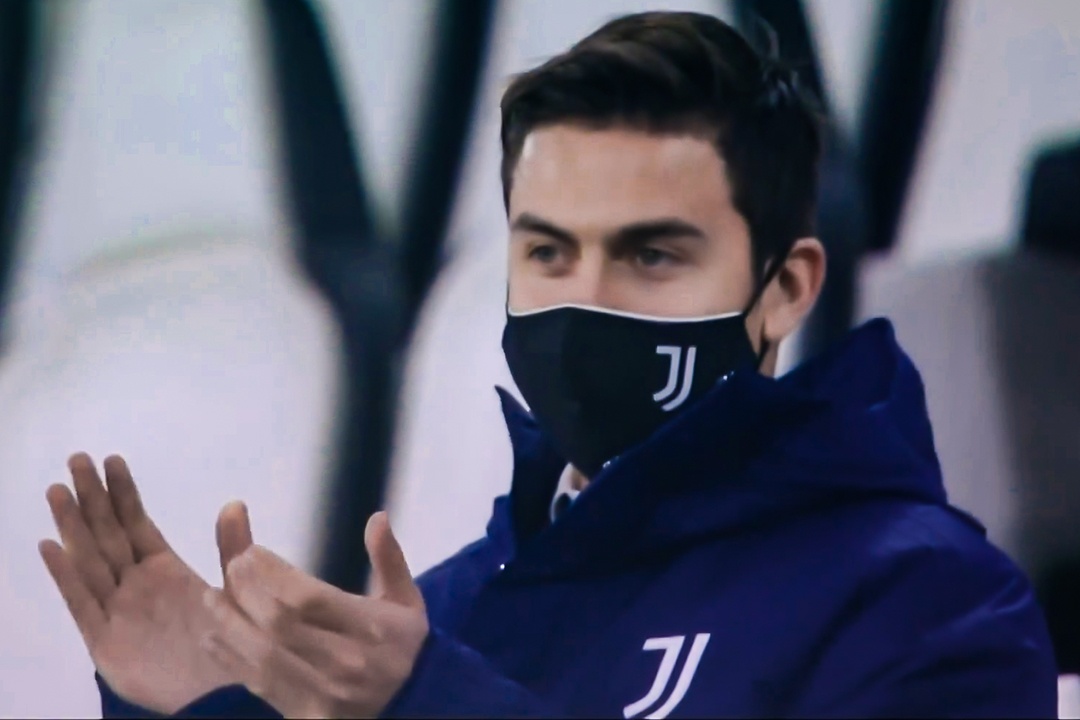 Dybala bat day vo tay sau cu sut cheo goc cua Ronaldo hinh anh