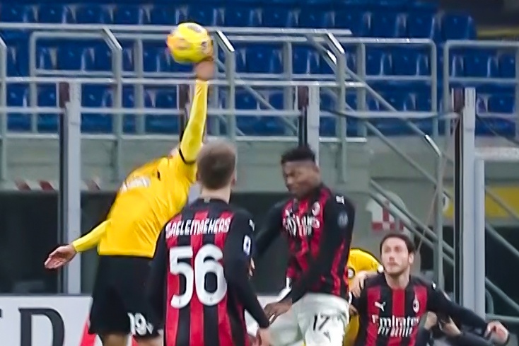 Pha bong lo lieu giup Milan thoat thua o phut 90+7 hinh anh