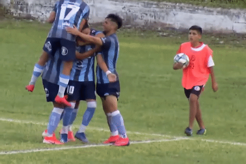 Cau be nhat bong nho nuoc bot vao doi khach hinh anh