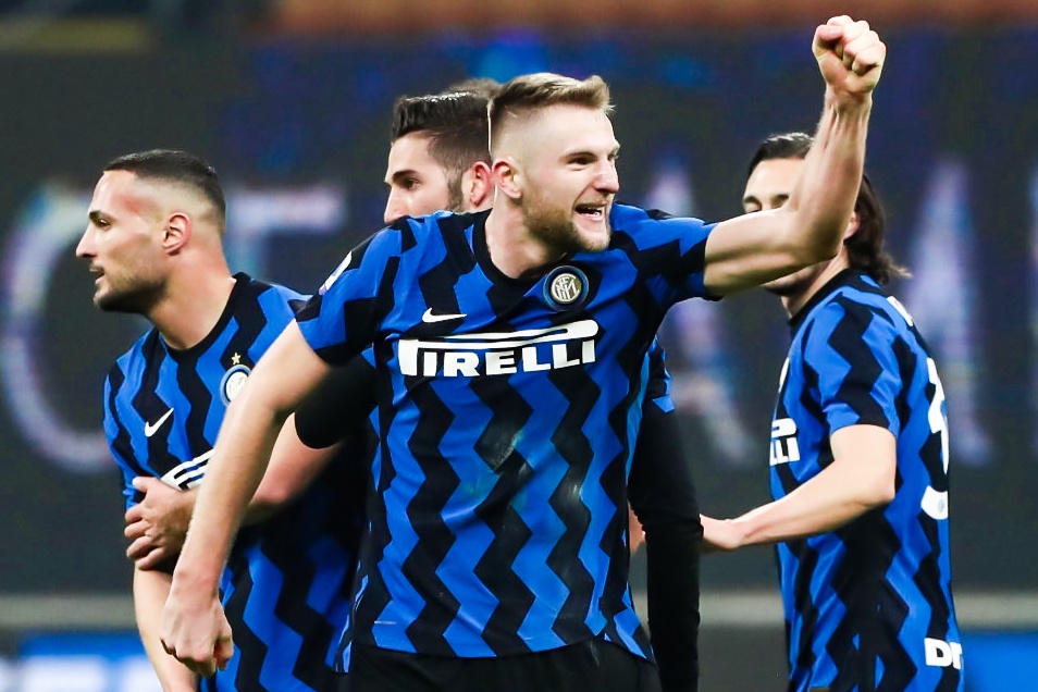 Pha bong lon xon giup Inter tang toc o cuoc dua vo dich Serie A hinh anh
