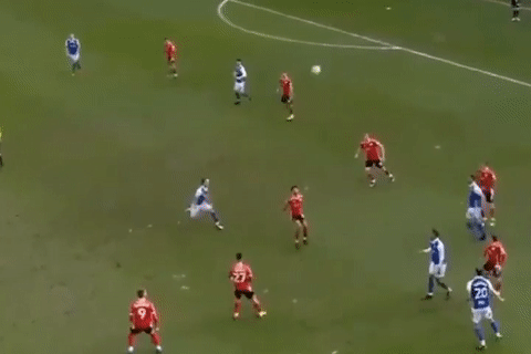 Hai doi choi danh dau trong gan mot phut hinh anh