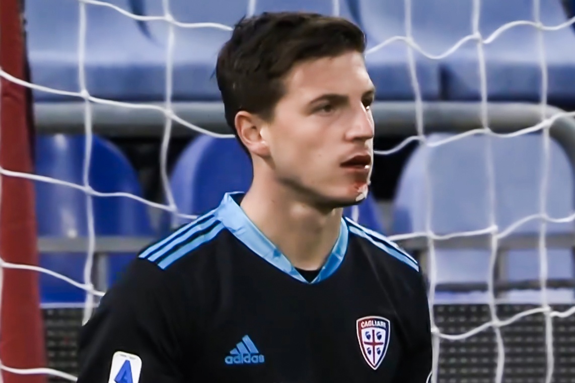 Doi thu chay mau cam sau pha va cham voi Ronaldo hinh anh