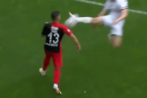 Pha bay nguoi tac bong khien doi thu khau 7 mui hinh anh