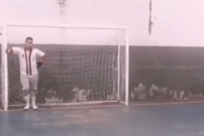 Thu mon futsal dung dua cot truoc khi can phat den hinh anh