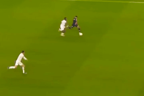 Mbappe lop bong ghi ban sau pha but toc o phut 90+3 hinh anh