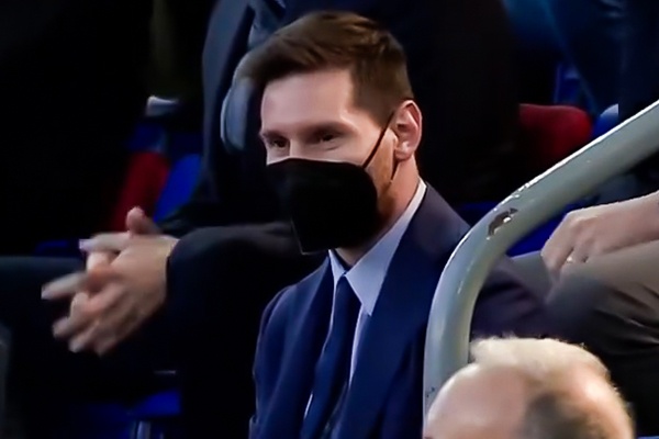 Messi cuoi truoc thong diep cua chu tich Barca hinh anh