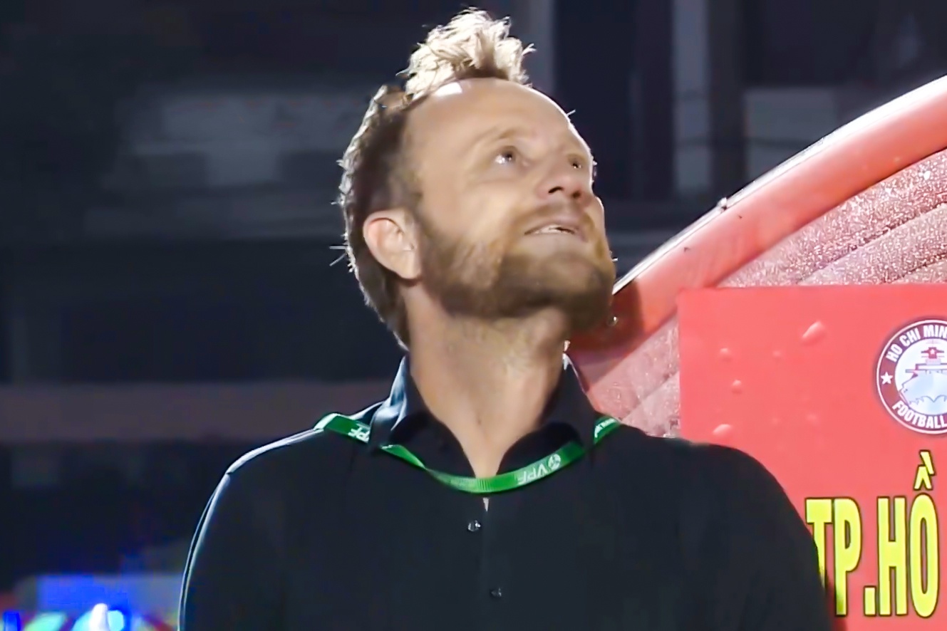 HLV Polking khong dam xem Lee Nguyen da phat den hinh anh