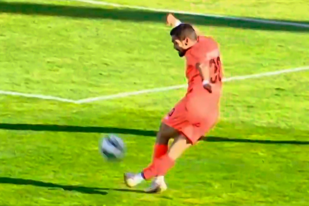 Cu rabona bay qua dau hau ve di vao luoi hinh anh