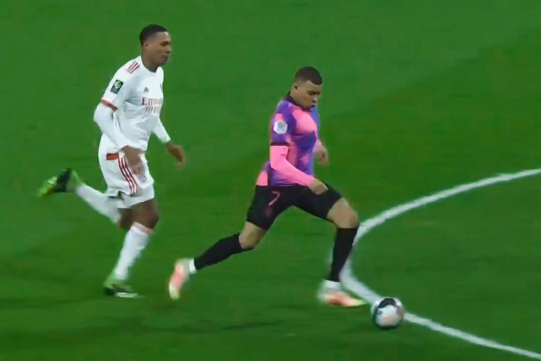 Mbappe va cu nuoc rut 45 m trong 5 giay hinh anh