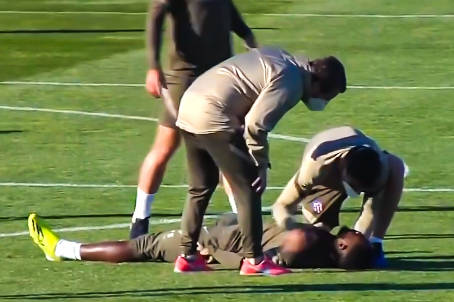 Khoanh khac Dembele bat tinh tren san tap Atletico hinh anh