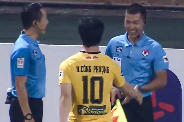 Trong tai cuoi sau khi bi cau thu HAGL pha bong trung mat hinh anh