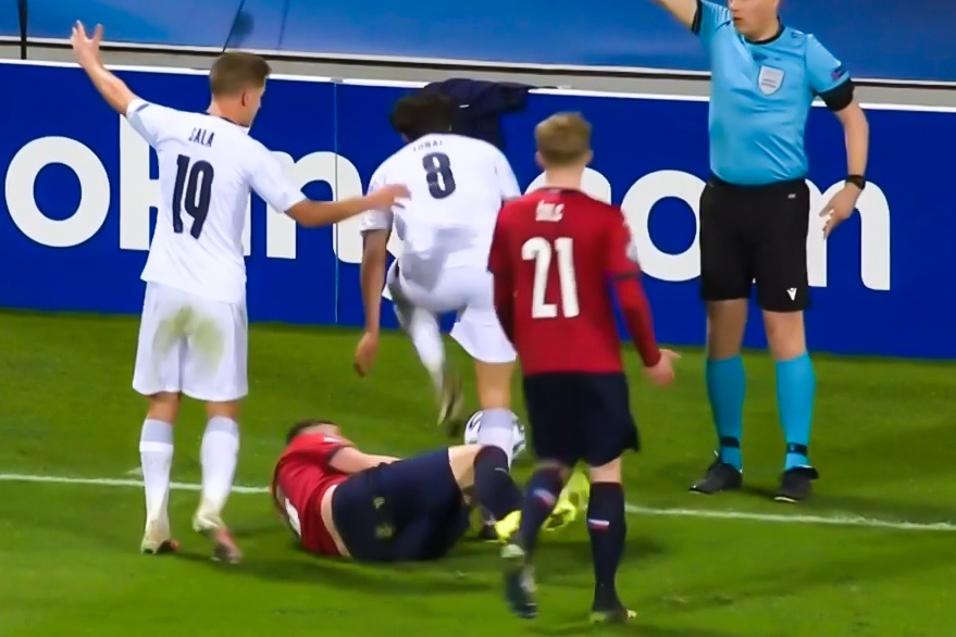 Sao tre Italy bi duoi vi giam len doi thu hinh anh