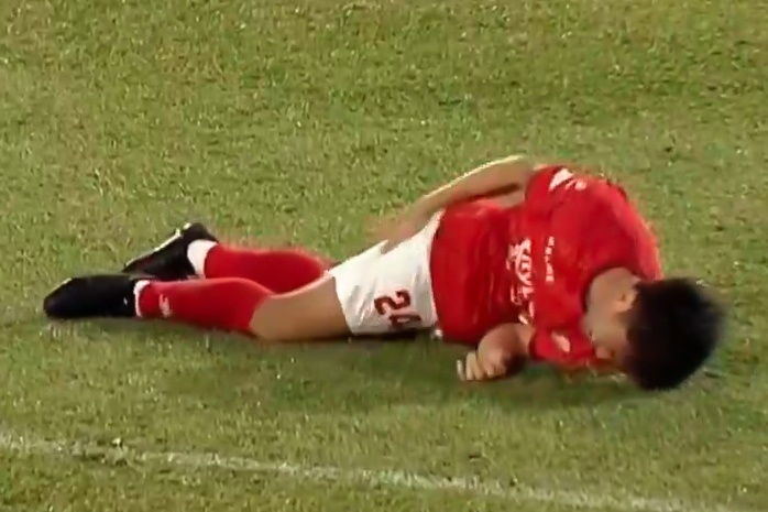 Pha va cham khien Lee Nguyen phai roi san hinh anh