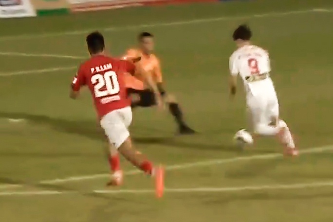 Van Toan re bong qua thu mon CLB TP.HCM hinh anh