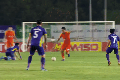 Cu da tu giua san o phut 90 giup doi nha tru hang hinh anh