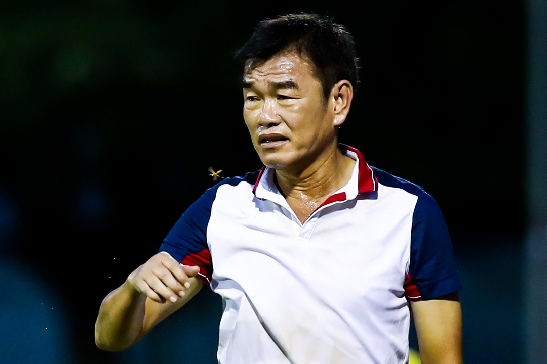 HLV Phan Thanh Hung nhan that bai truoc doi bong cu hinh anh