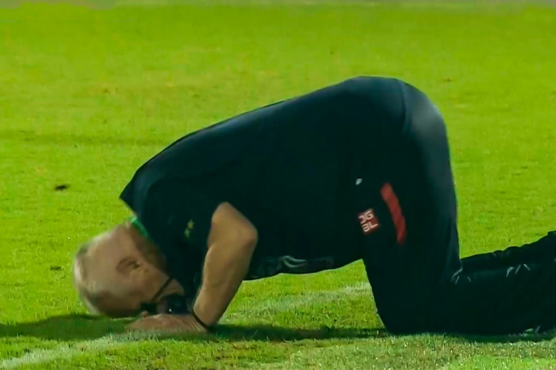 Phan ung cua HLV Petrovic khi Thanh Hoa bi choc thung luoi hinh anh