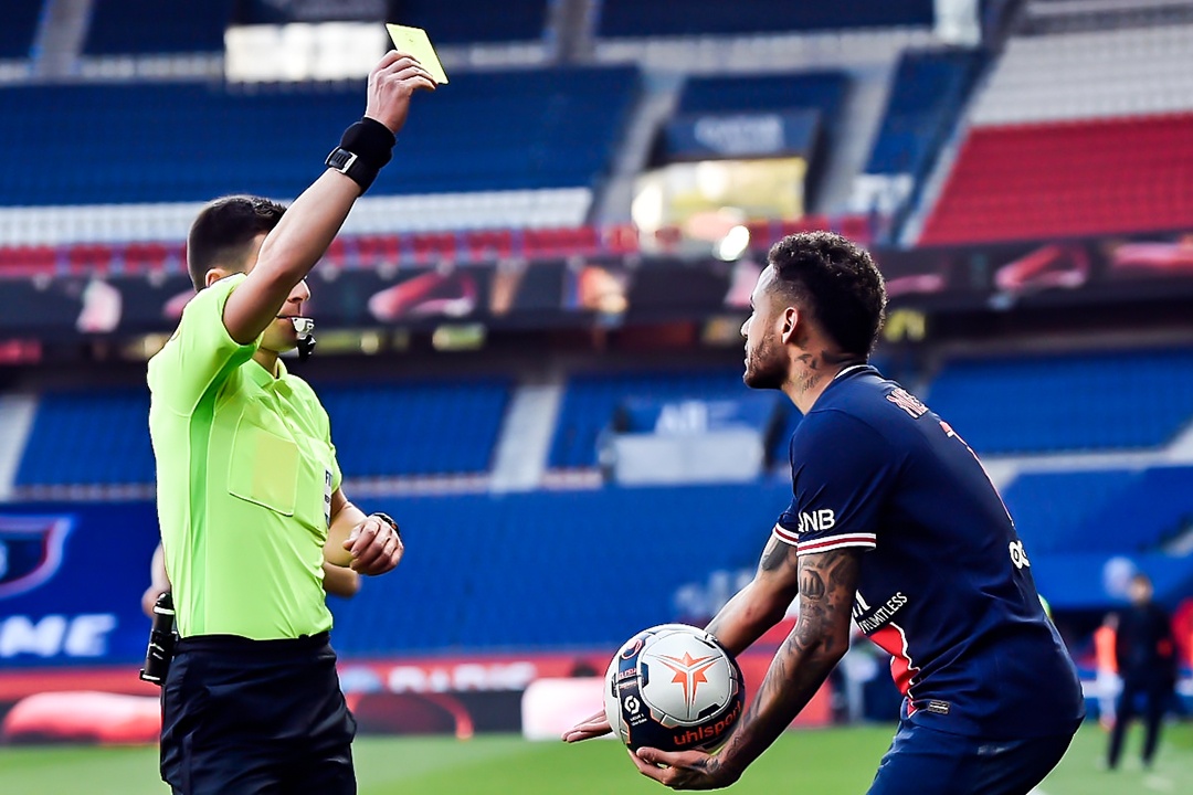 Pha va cham khien Neymar bi duoi khoi san hinh anh