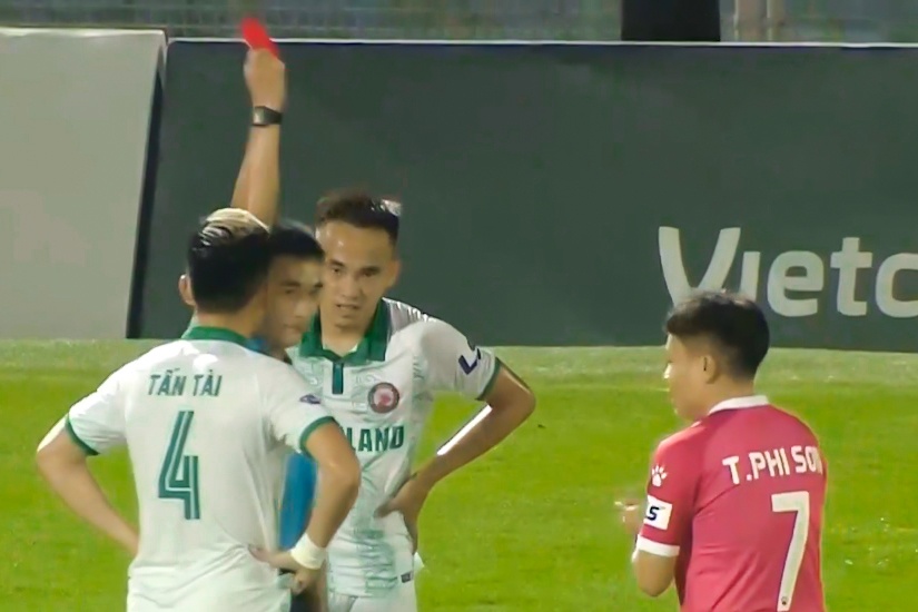 Phi Son vo tay khi doi thu bi duoi hinh anh