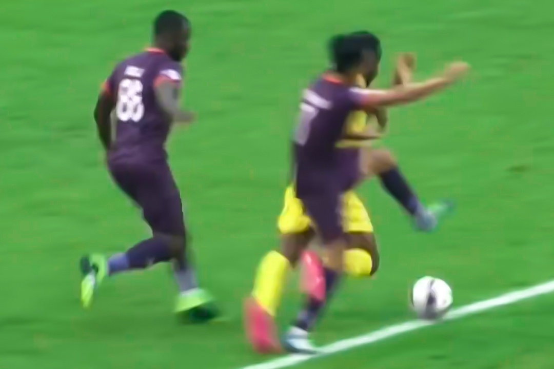 Pha bat sai khien trong tai V.League bi treo coi hinh anh