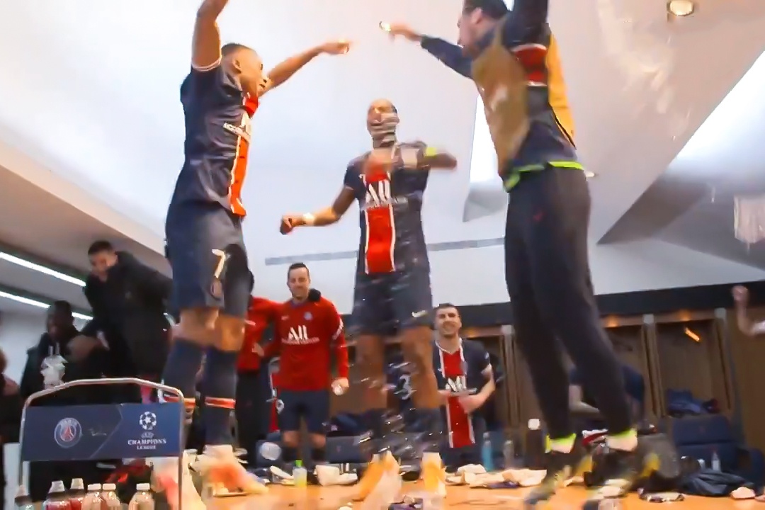 Mbappe nhay len ban an mung sau khi loai Bayern hinh anh