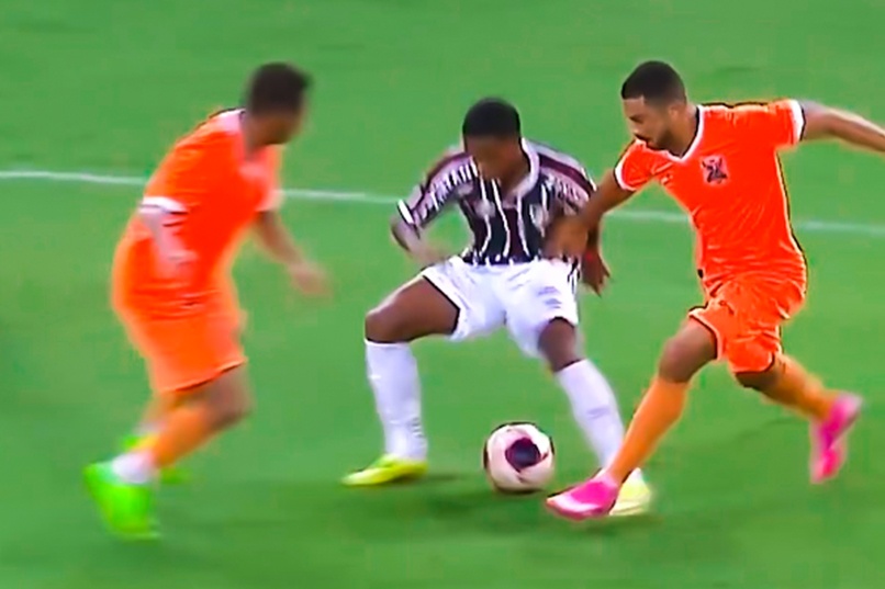 Than dong 17 tuoi solo qua 4 cau thu hinh anh