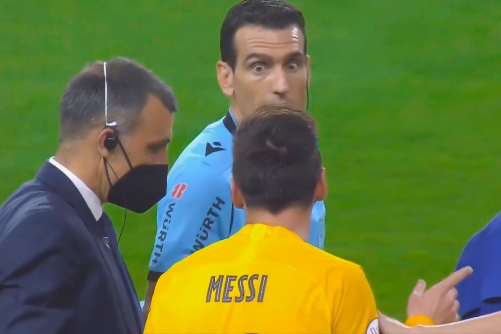 Messi phan ung voi trong tai khi bi bat ra khoi san hinh anh