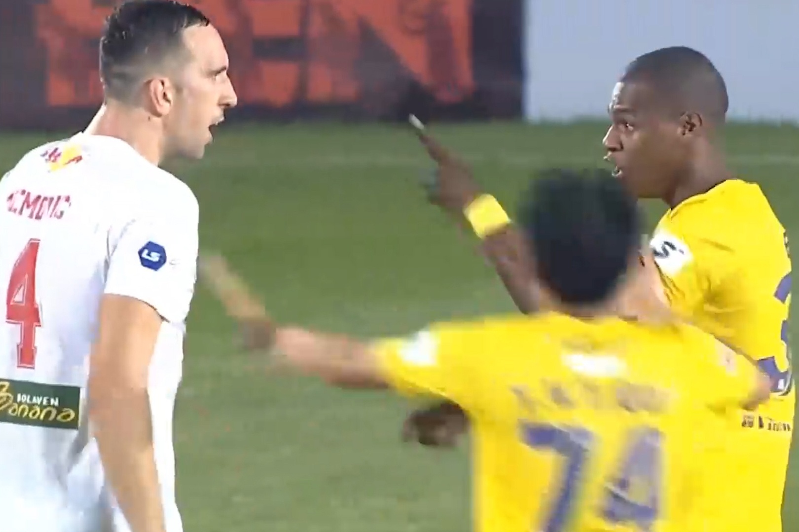 Pha xo xat giua ngoai binh CLB Ha Noi va HAGL hinh anh