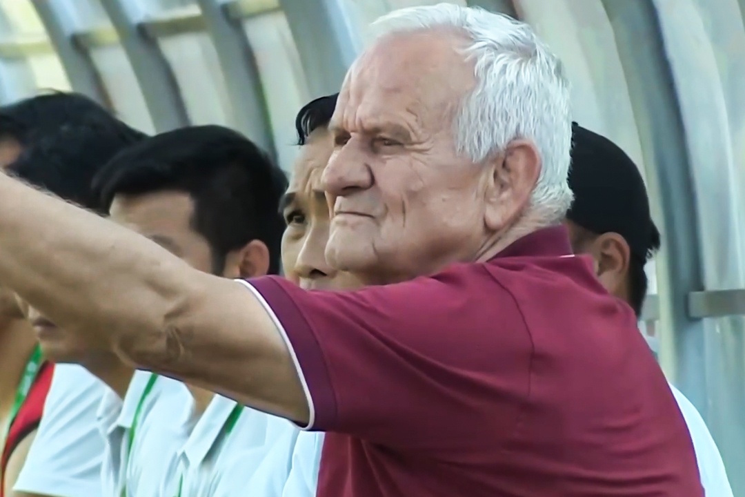 HLV Petrovic bat luc truoc doi hang Nhat hinh anh