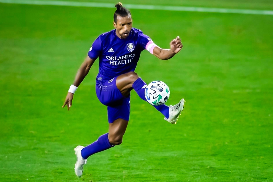 Nani danh got ghi ban cuu doi nha hinh anh