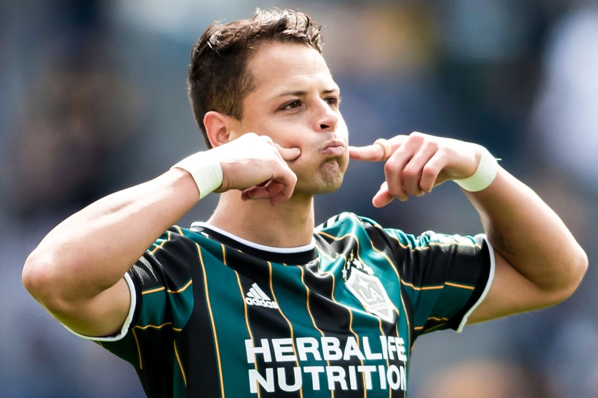 Chicharito lap hat-trick giup doi nha thang 3-2 hinh anh