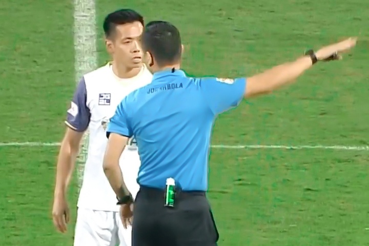 Van Quyet bi thoi phat ngay o giay dau tien hinh anh