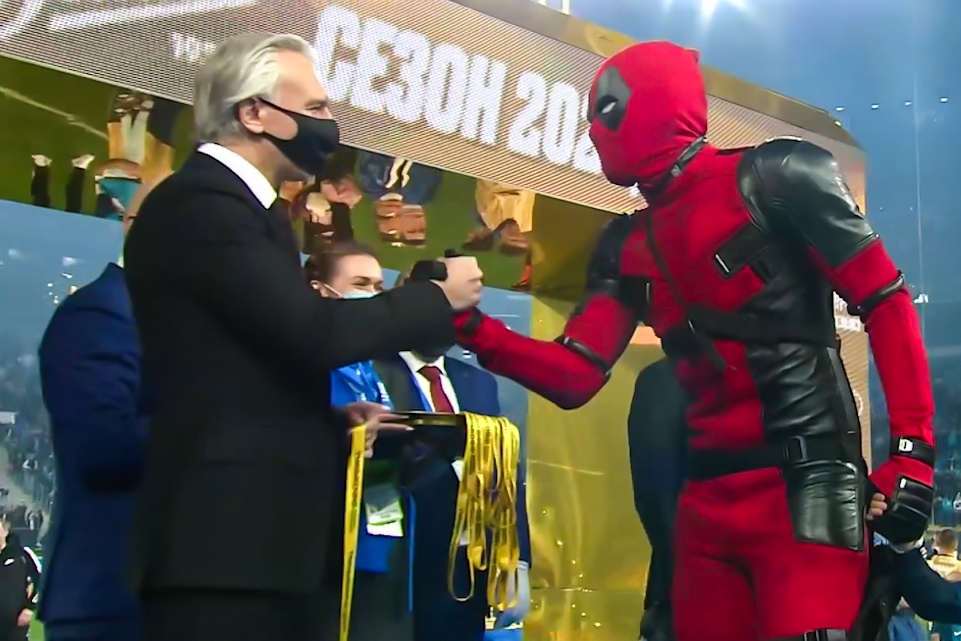 Doi truong Nga mac do Deadpool khi nhan huy chuong hinh anh