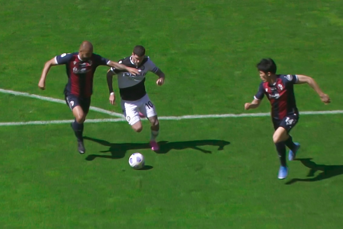 Sao Argentina solo ghi ban tu giua san hinh anh