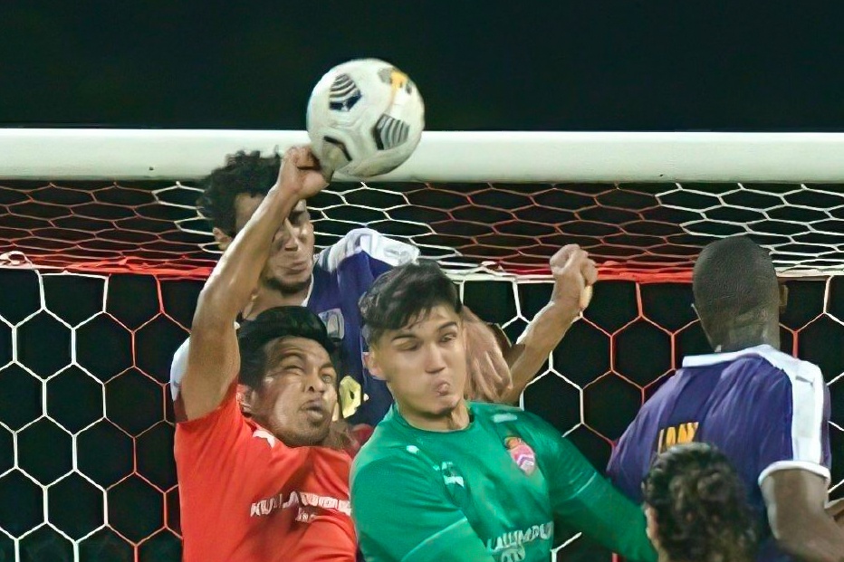 Hau ve Malaysia ghi ban bang tay cuu doi nha o phut 90+5 hinh anh