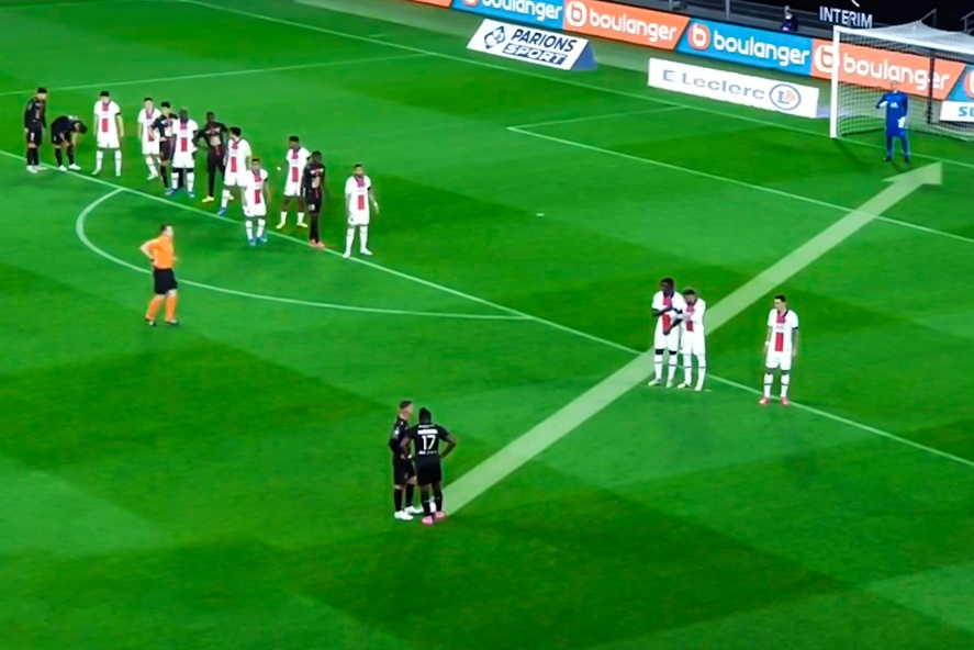 Cau thu gay bat ngo voi pha dan xep da phat truoc PSG hinh anh