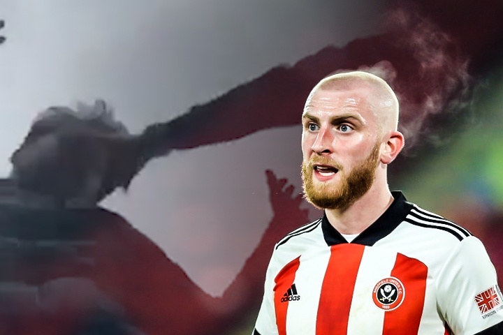 Cau thu Ngoai hang Anh danh nguoi giua pho hinh anh