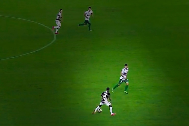 Than dong 17 tuoi cua Man City solo ghi ban tu giua san hinh anh