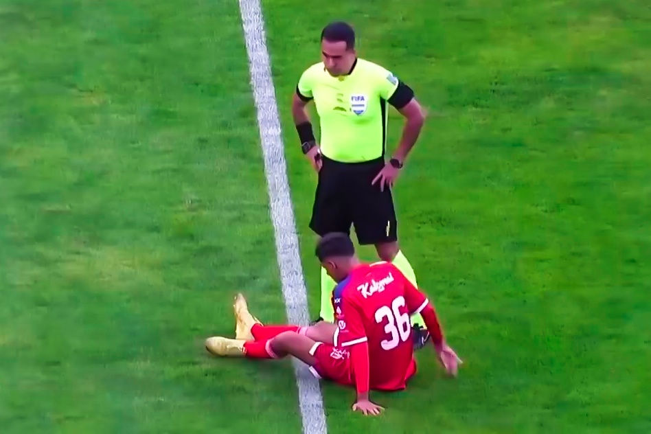 Bi xu thua sau 12 phut vi con 6 cau thu hinh anh