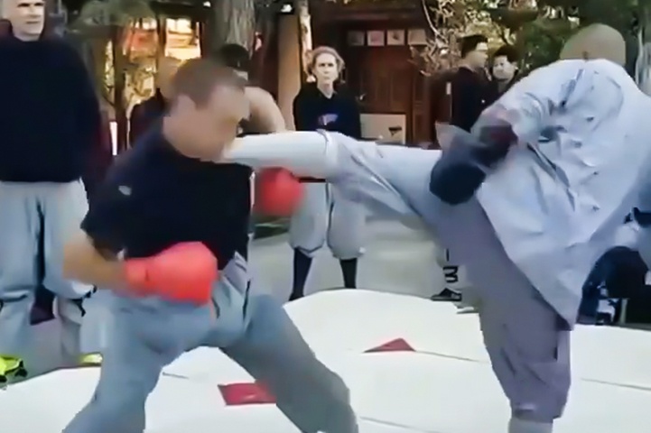 Vo tang dap nga ky luc gia UFC hinh anh