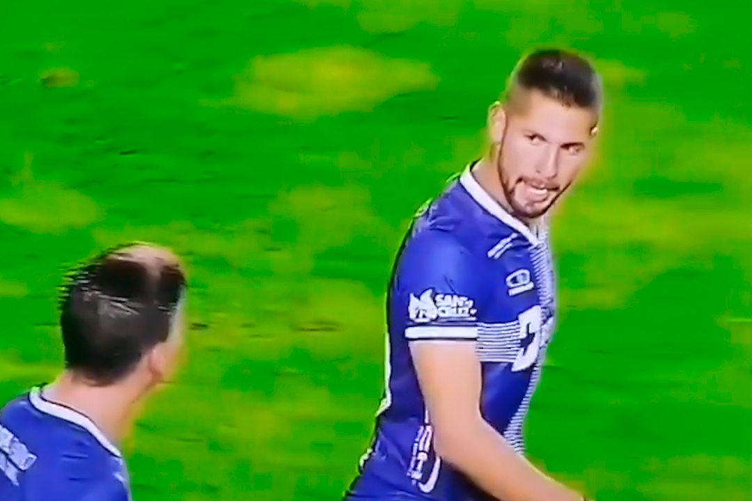 Cai nhau voi dong doi vi da panenka giong Aguero hinh anh