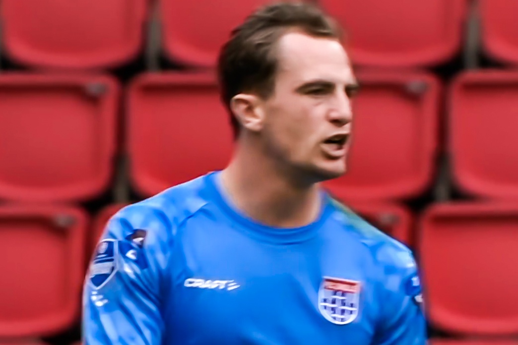 Noi cau vi dong doi chuyen bong vao khung thanh hinh anh