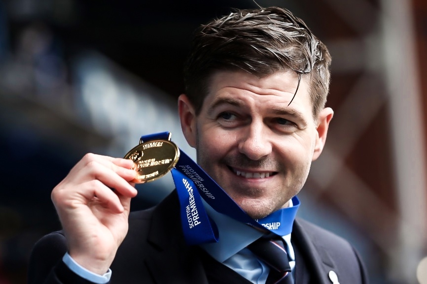 Gerrard lap ky luc sau tran thang 4-0 hinh anh