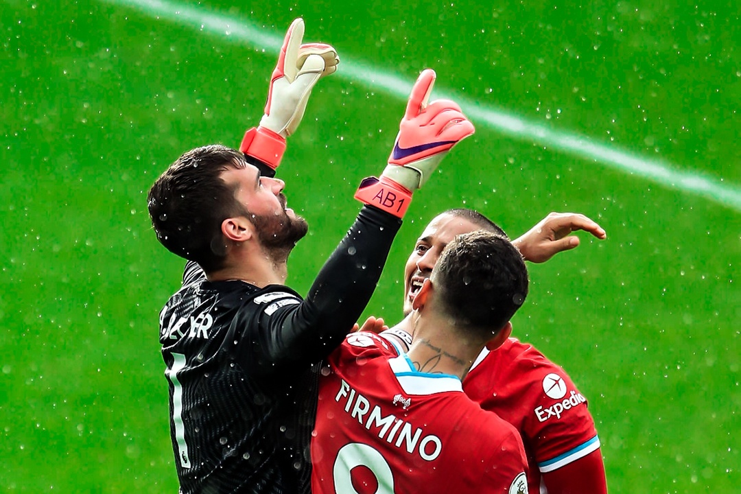Phan ung cua Alisson khi cuu Liverpool o phut 90+5 hinh anh